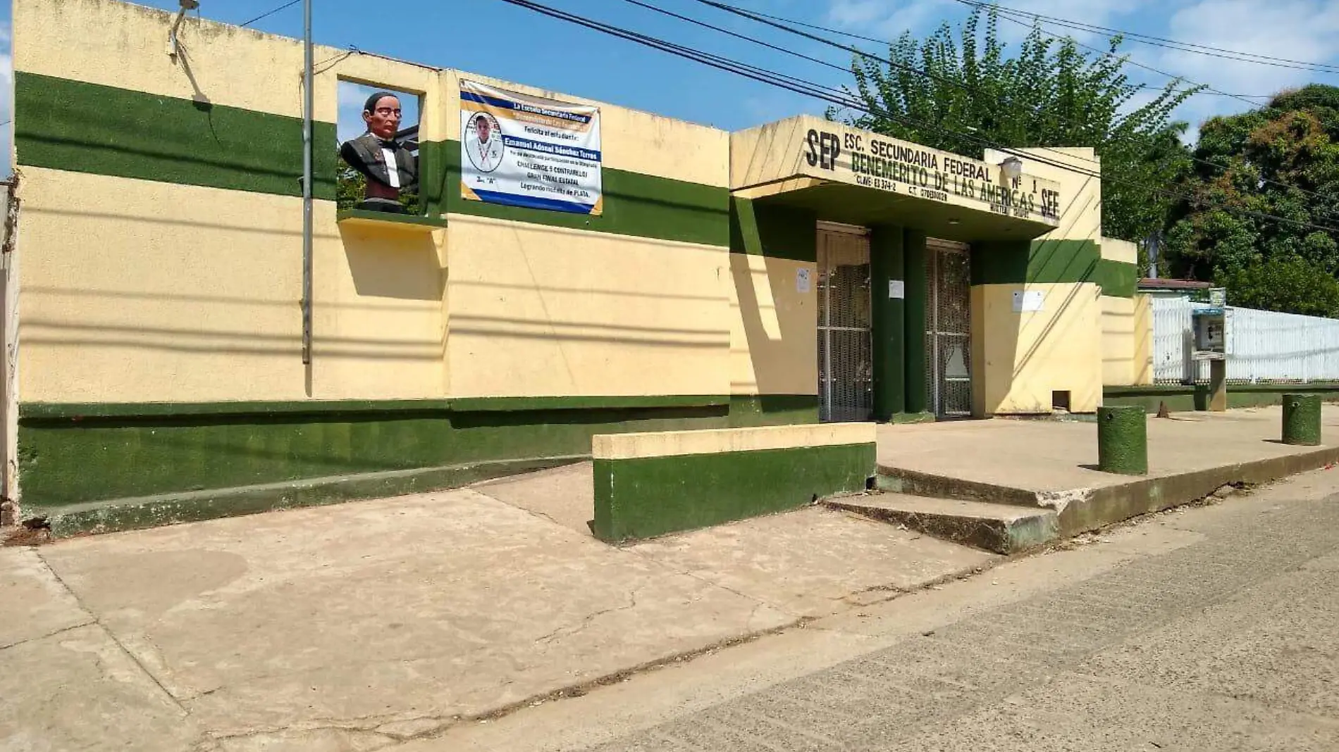 Denuncia escuelas celulares decomisados